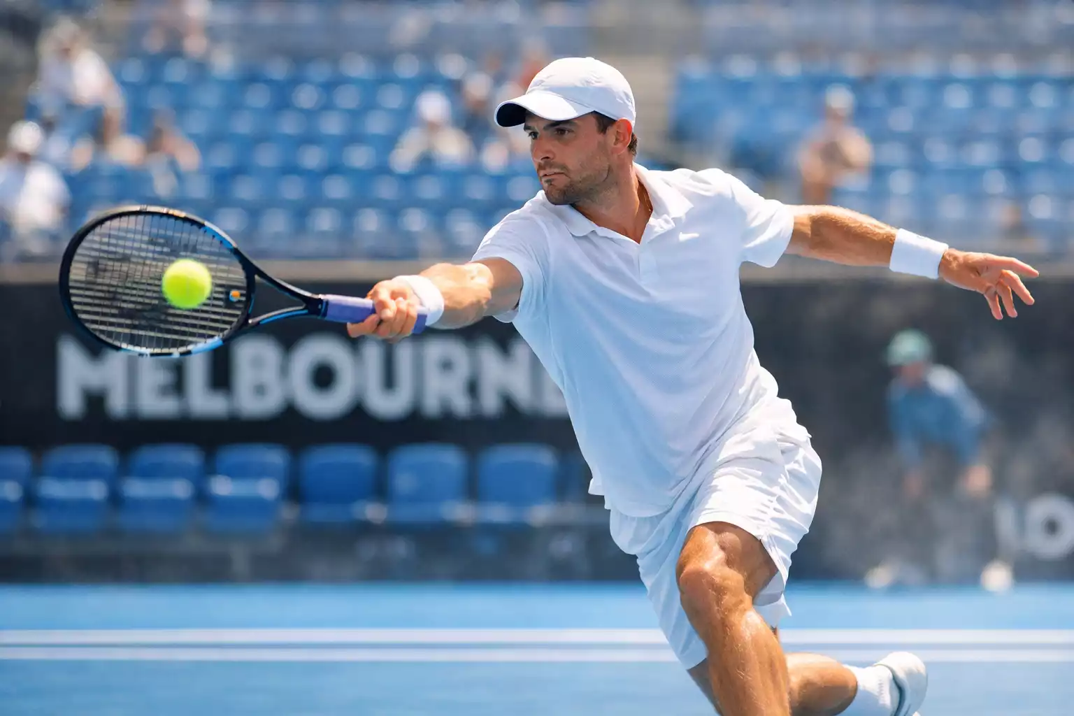 Tennisspeler op blauw hardcourt tijdens Australian Open in Melbourne