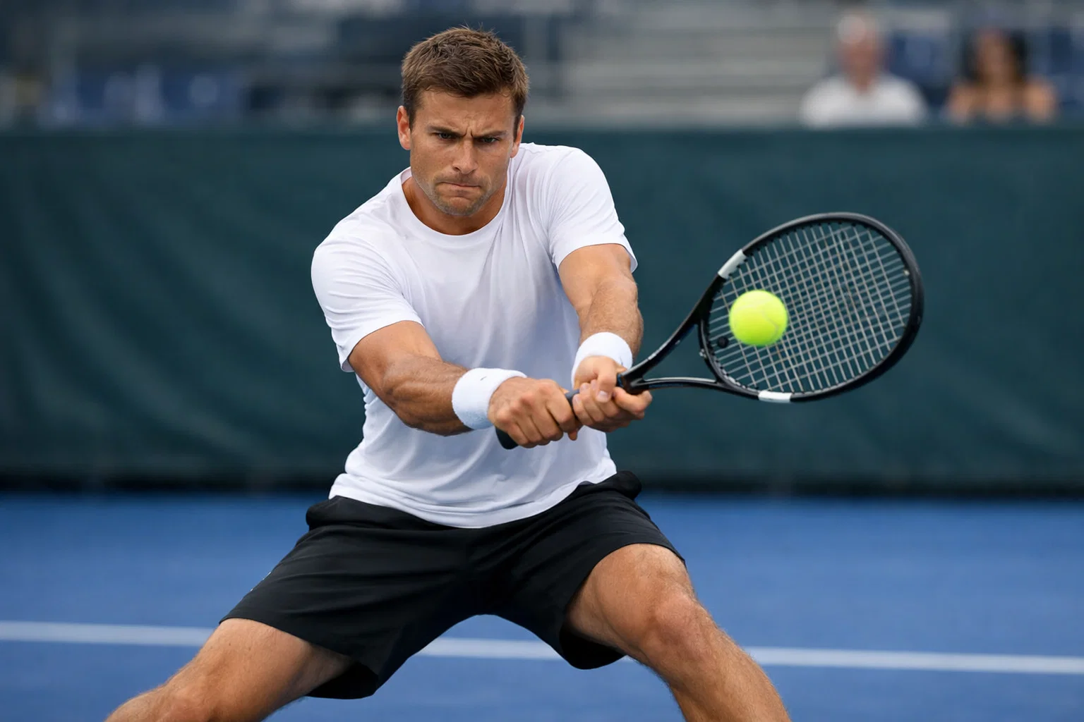 Return slag van een tennisser tijdens een beslissend moment in de wedstrijd