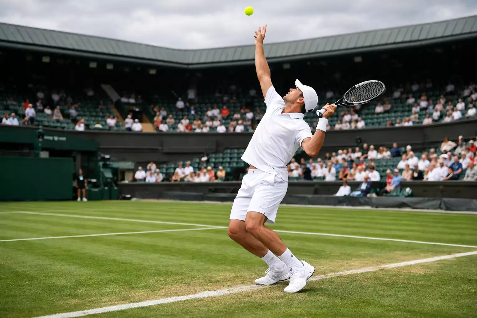 Tennisspeler op grasbaan tijdens Wimbledon